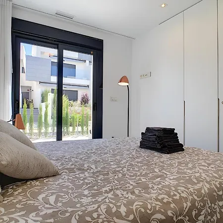 Apartmán Balcon De La Laguna, Ground Floor Apt, Stunning Garden, Pools - By Oyoostays Torrevieja
